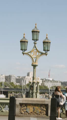 Reloj-Vertical-De-La-Torre-De-Video-Del-Big-Ben-Contra-El-Cielo-Azul-Claro,-Londres,-Gran-Bretaña.